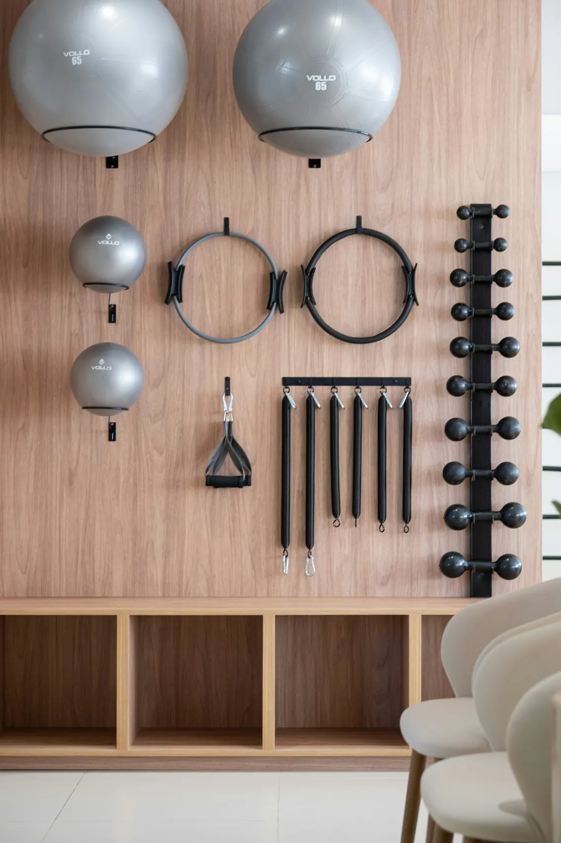 Een wand met trainingsmateriaal: ballen, ringen en weerstandsbanden