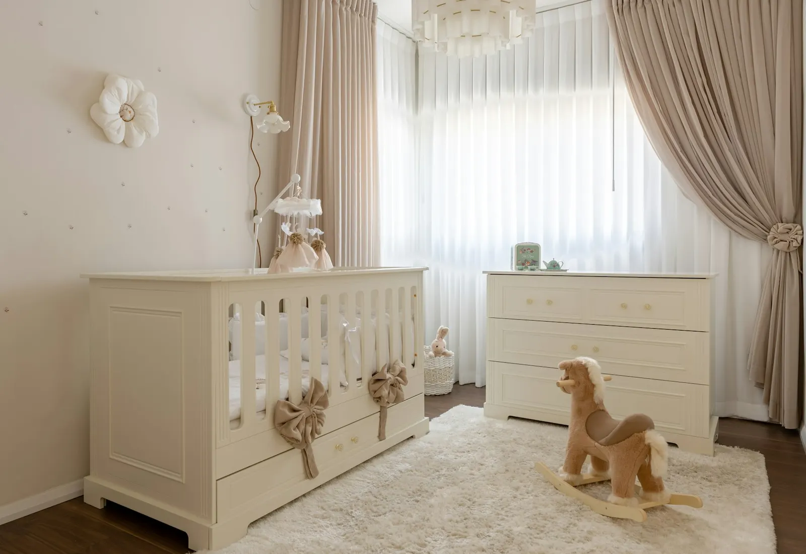 Een rustige babykamer met wiegje en commode
