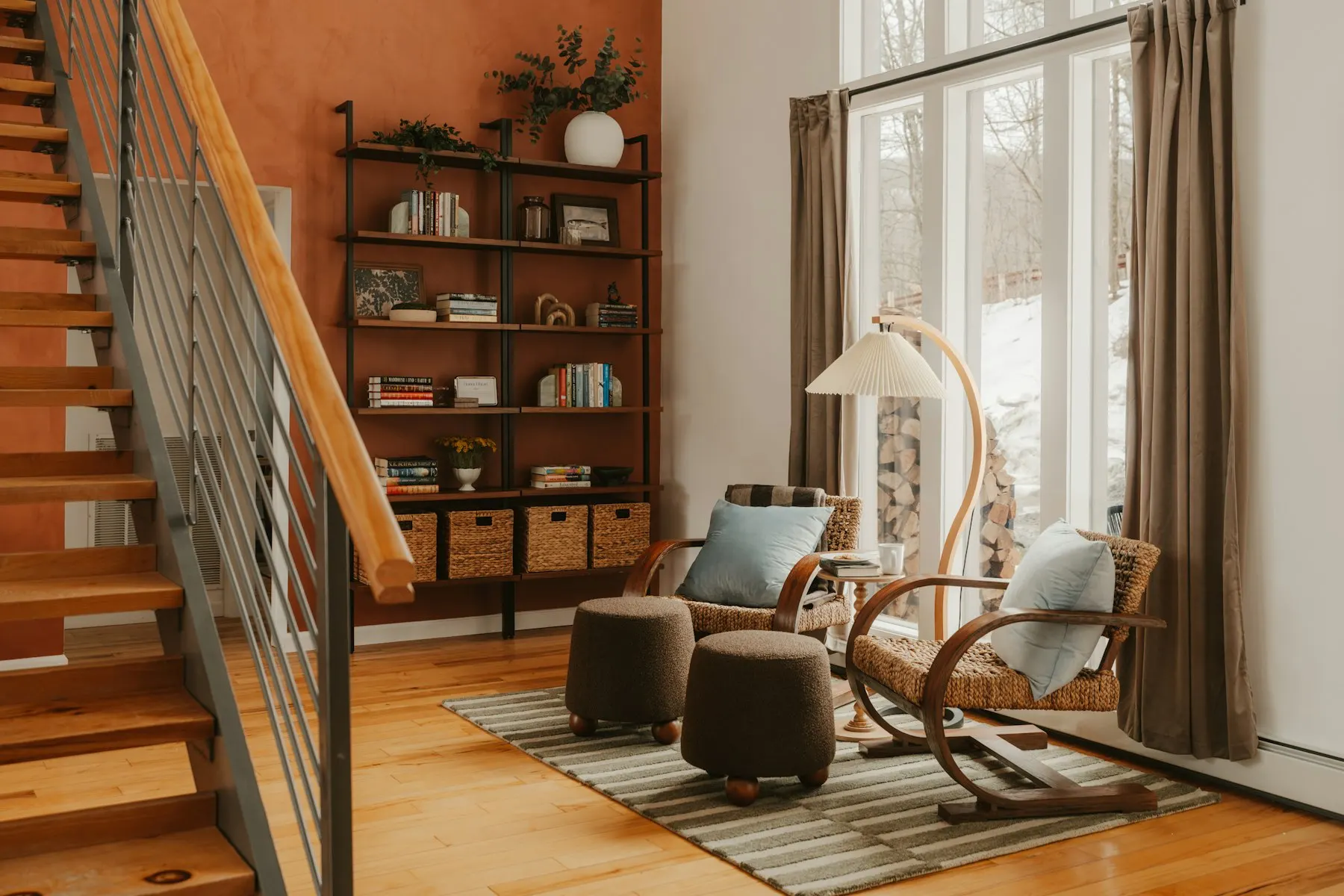 Een rustige leeshoek met twee stoelen, een staande lamp en een boekenkast